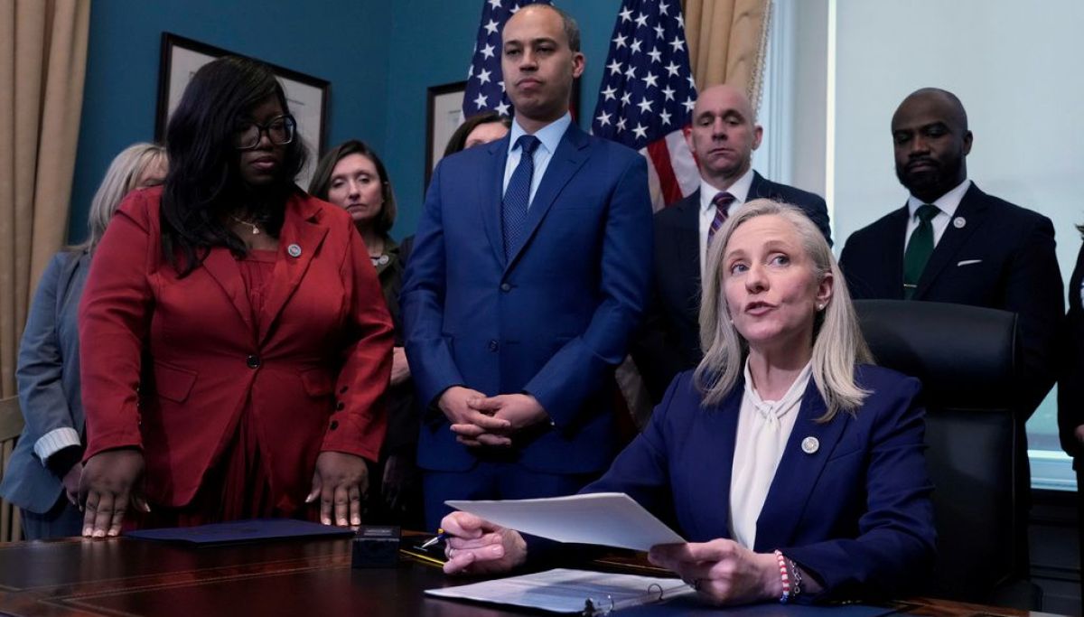 Spanberger scraps Youngkin’s ICE cooperation order on first day in office