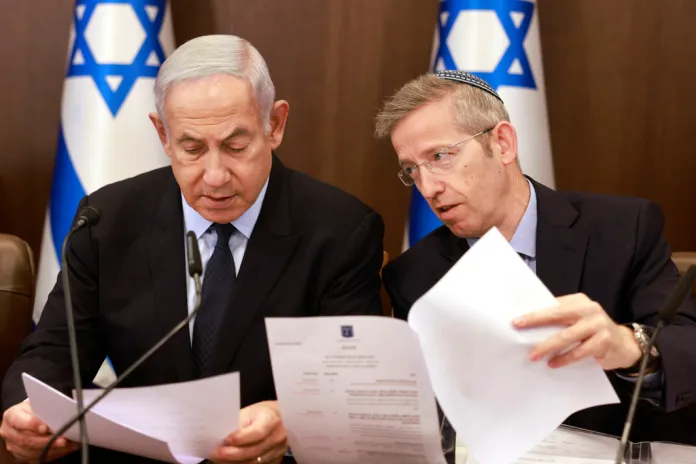 Netanyahu speaks with Fuchs at a Cabinet meeting
