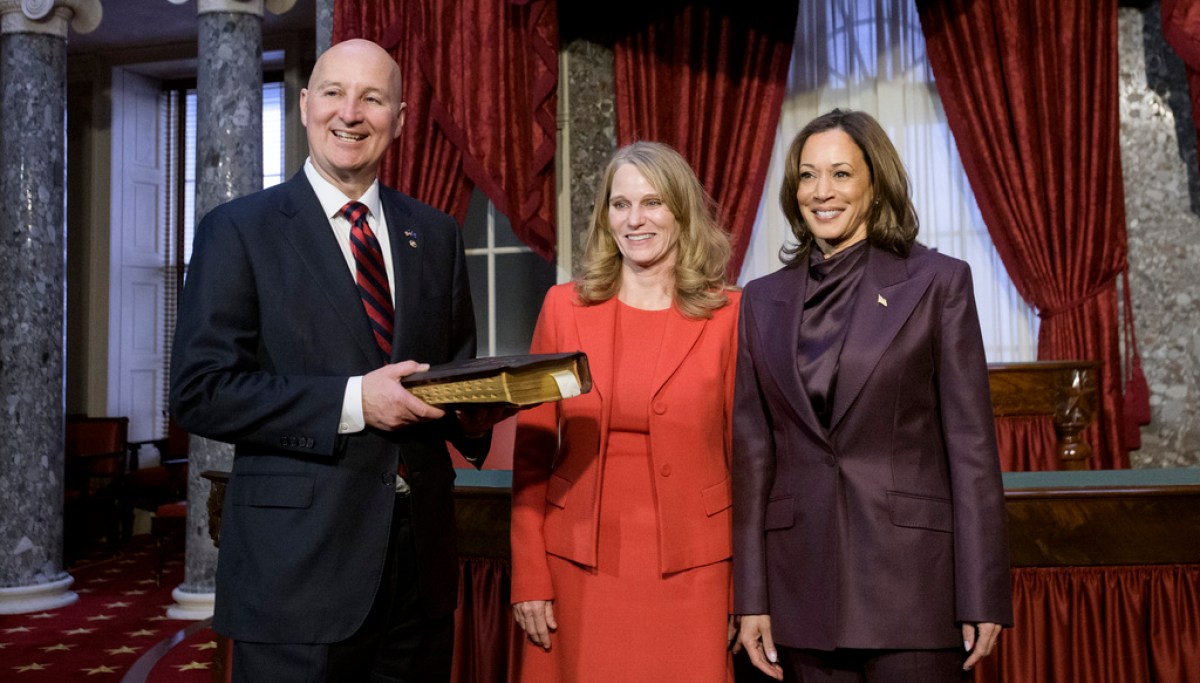 Nebraska Republican crosses party lines to endorse wife for regent seat