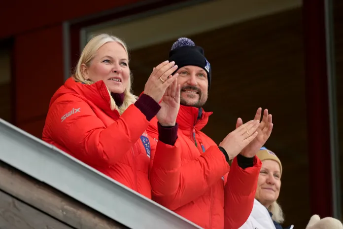 Mette-Marit cheers for cross country relay with her husband, the Crown Prince