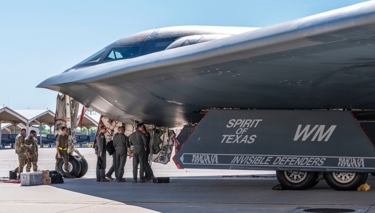 “Trump Warns Iran: Diego Garcia Ready to Defend Against Attacks, Urges UK to Stand Strong”