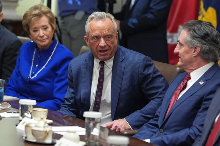 Human Services Secretary Robert F. Kennedy Jr., center, speaks as Education Secretary Linda McMahon, left, and Interior Secretary Doug Burgum listen during a cabinet meeting at the White House, Thursday, Jan. 29, 2026, in Washington. (AP Photo/Evan Vucci)