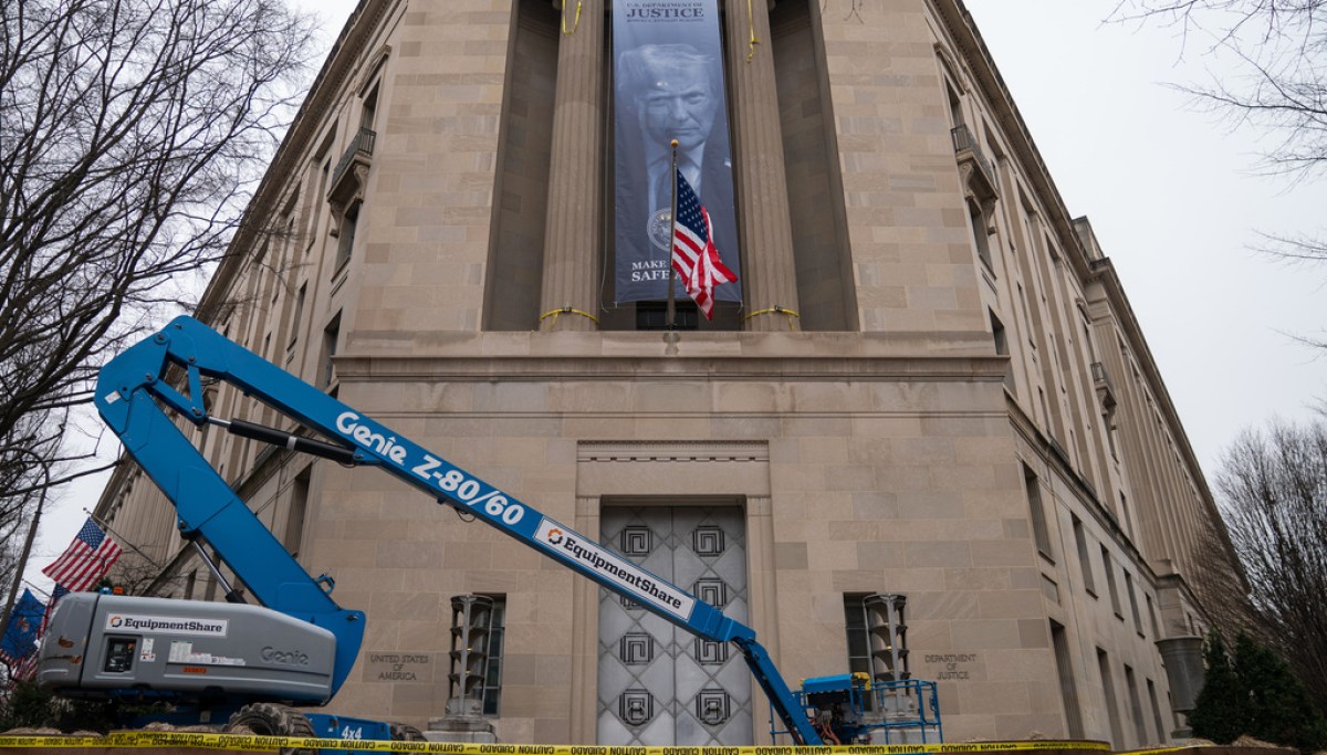 “Bold Move: Massive Trump Banner Unfurled on Justice Department Building”