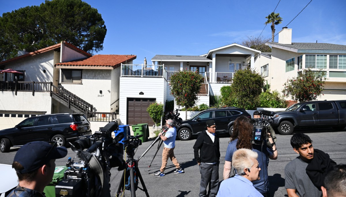 FBI raids home and office of Los Angeles superintendent Alberto Carvalho