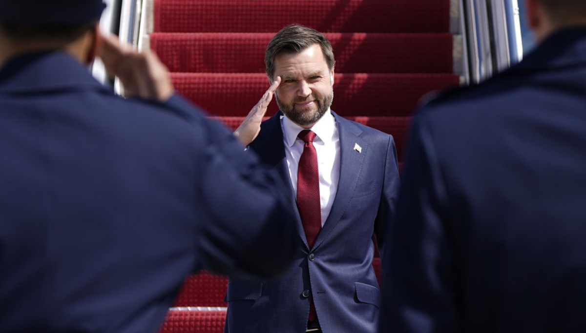 With midterm elections on way, Vance touts economy and assures voters war won’t last long