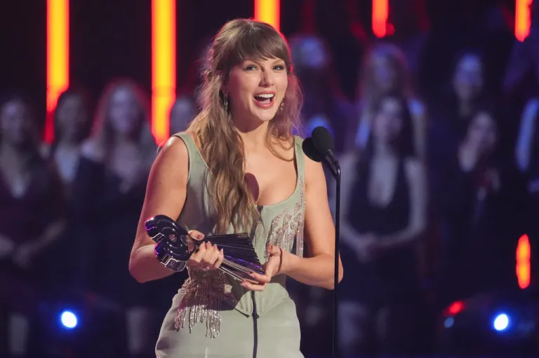 Taylor Swfit accepts award