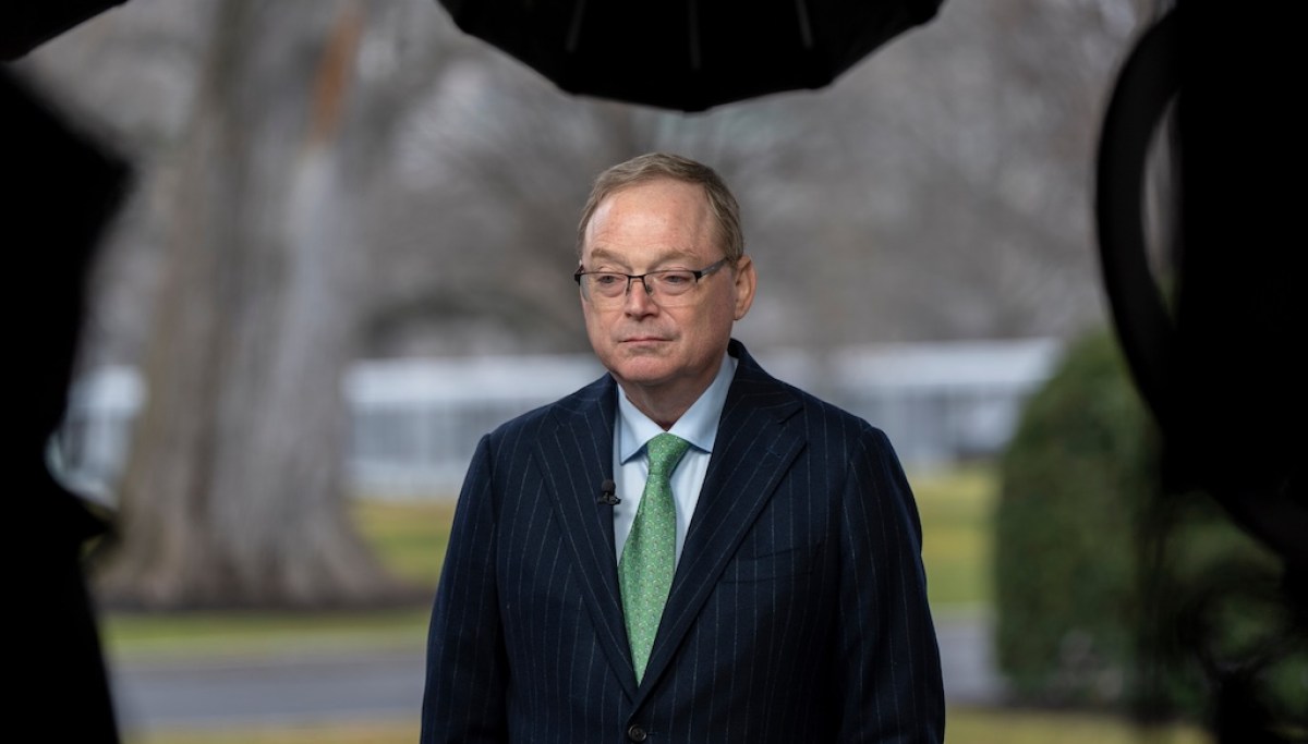 “Outrage: Trump Adviser Dismisses Iran’s Economic Crisis as Irrelevant!”