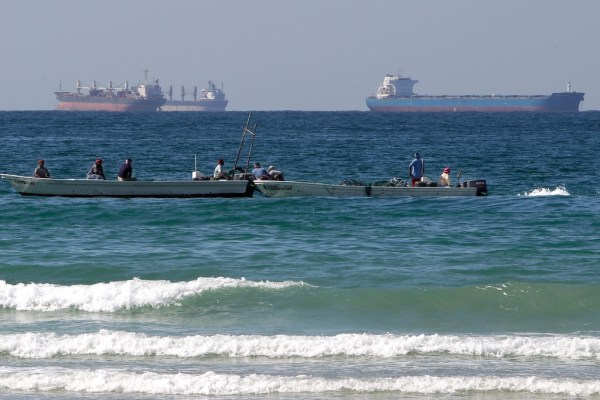 Trump offers assistance to oil shippers to halt price spike from Iranian threat