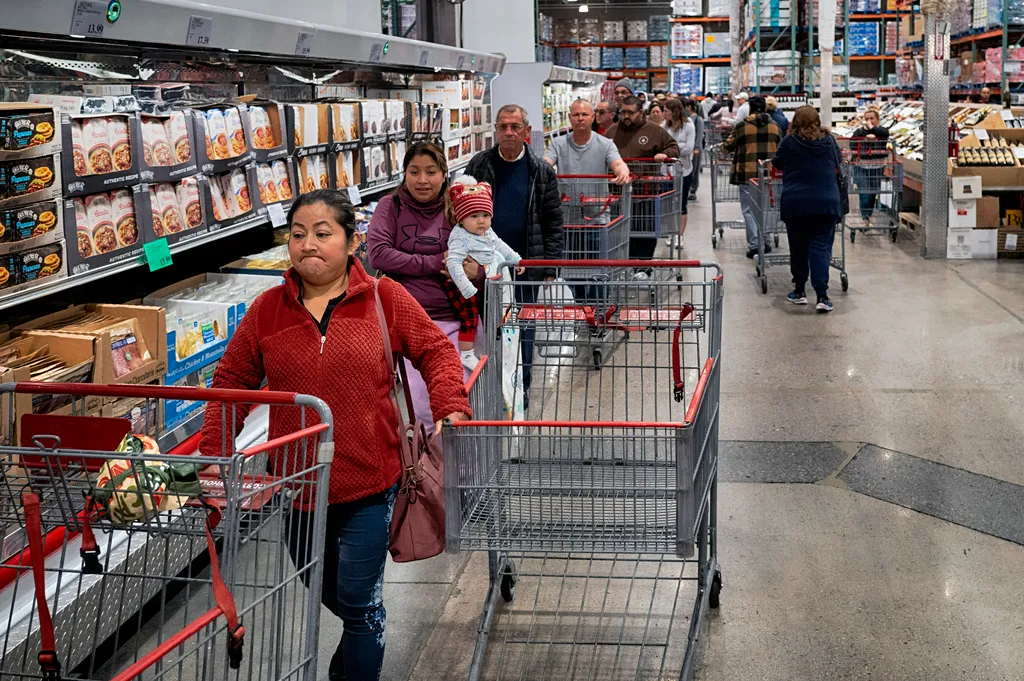 Consumer sentiment plunges to record low as inflation trends up again
