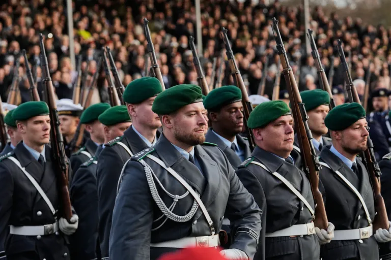 Soldiers take part in the ceremonial pledge.