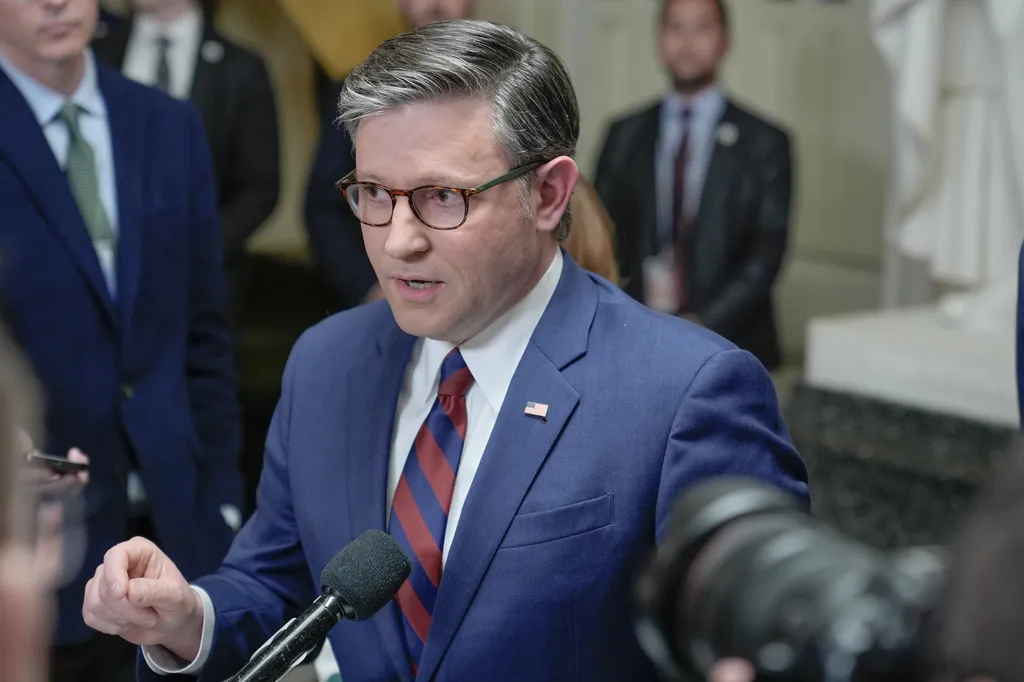 Mike Johnson scrambles to strike FISA deal with privacy hawks