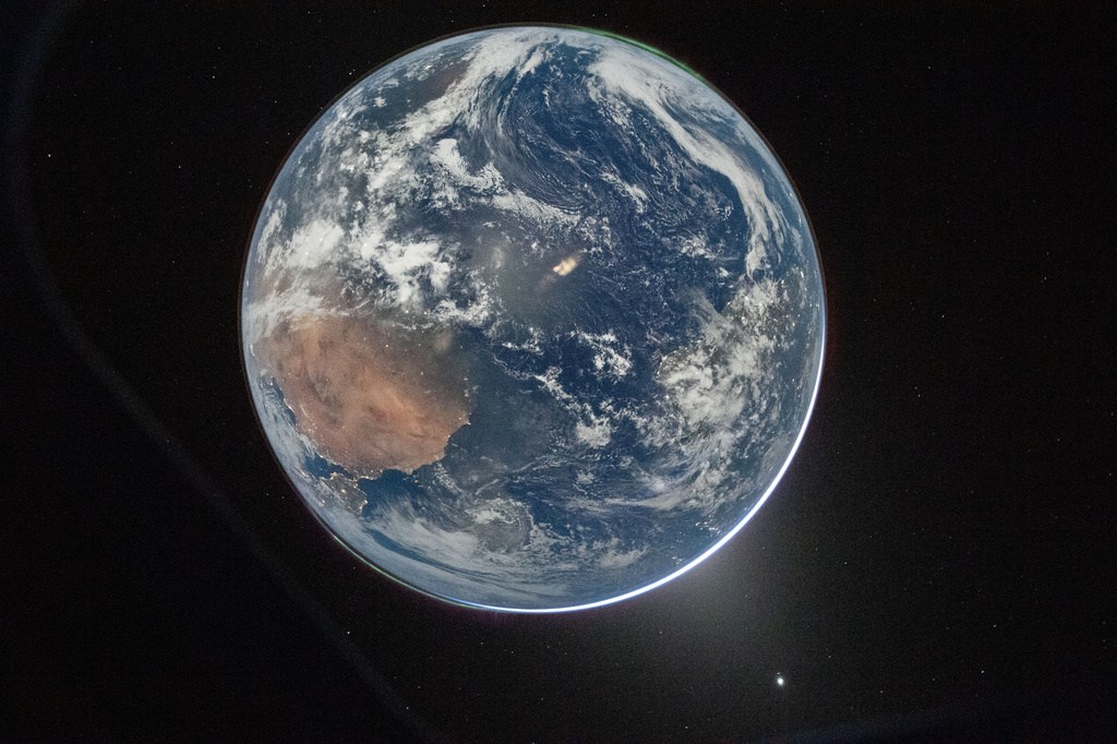 WATCH LIVE: Artemis II crew flies around the moon