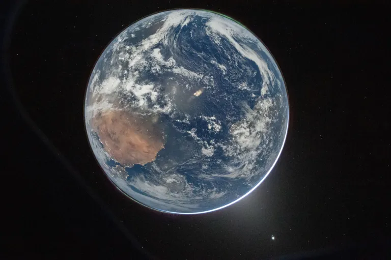 Picture of Earth from Artemis II