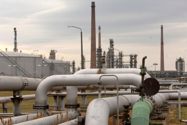 Ukraine reopens Russian oil pipeline as Hungary withdraws veto on $105 billion loan for Kyiv