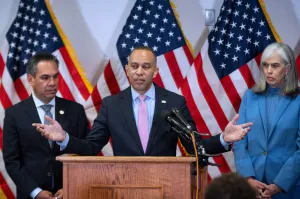 DeSantis invites Jeffries to go ‘fishing’ in Florida after Democrat attacks redistricting effort