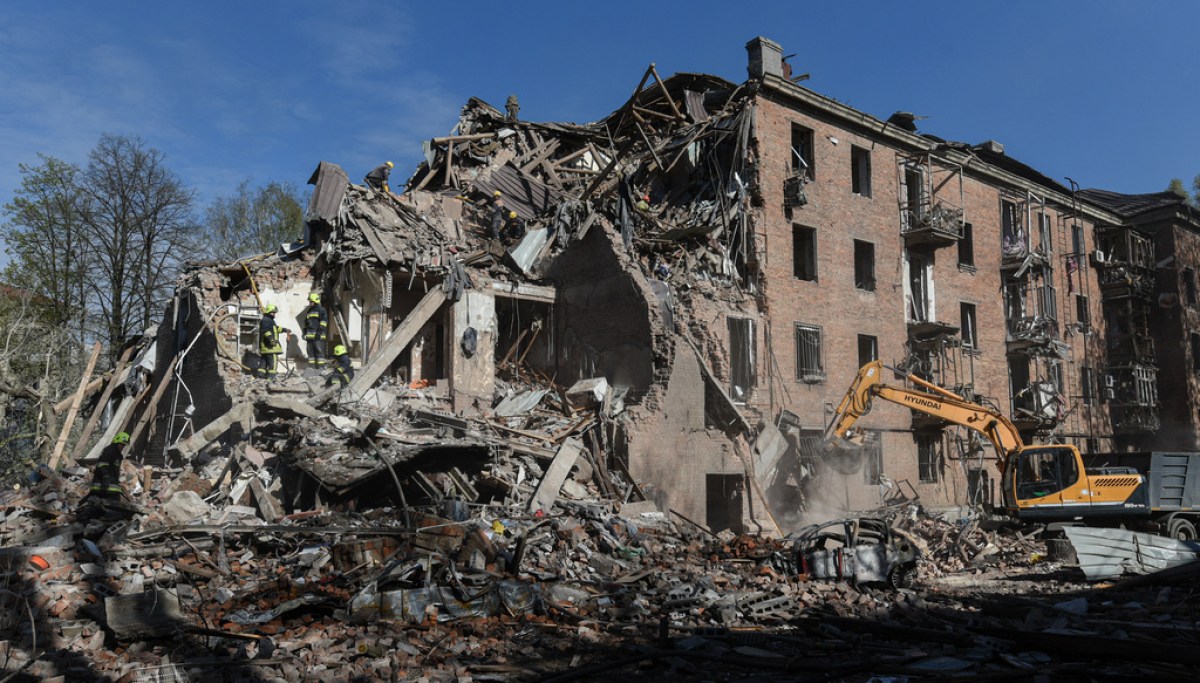 Russian attacks kill 5 and wound more than 40 in Ukraine’s Dnipro as 1 dies in Russia