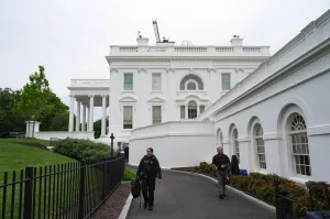 White House on lockdown after gunshots heard by reporters