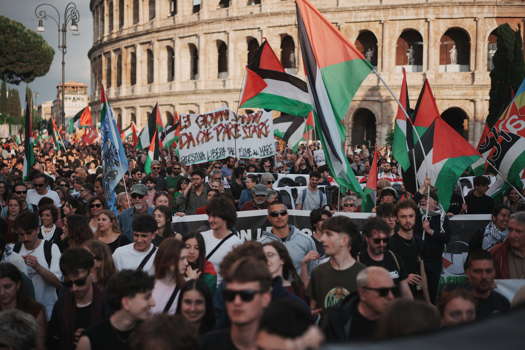 Israel intercepts flotilla headed to Gaza