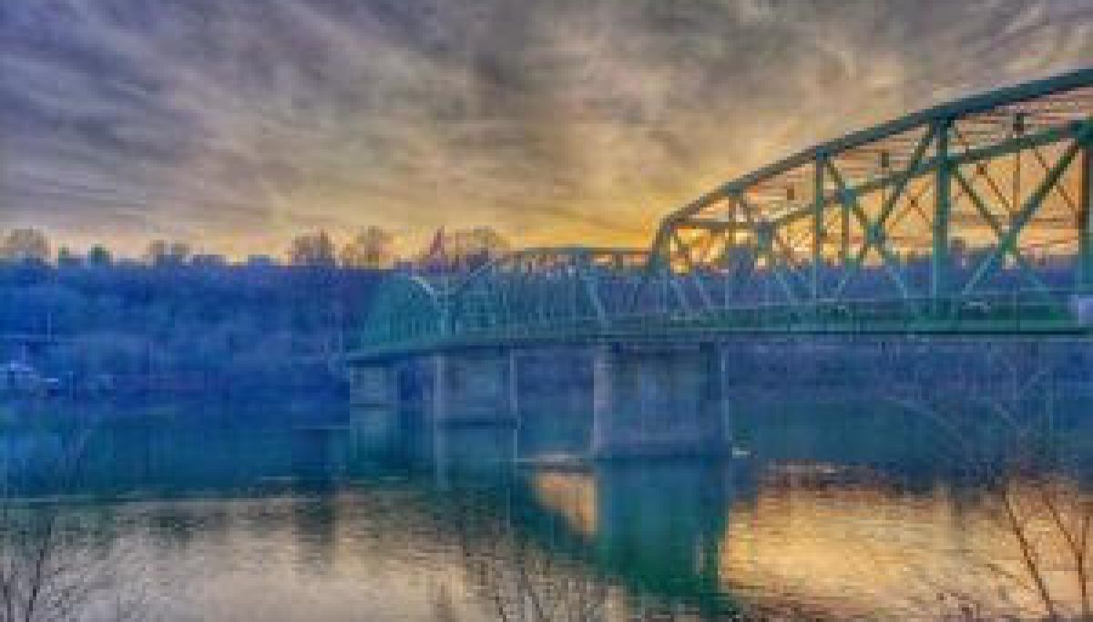 Dozens of illegal immigrants scatter at a Pennsylvania DMV when ICE responds