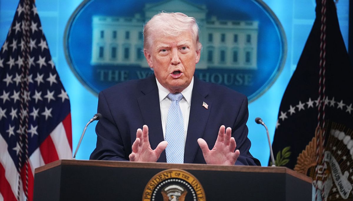 Trump to blockade Strait of Hormuz to stop Iran 'world extortion'