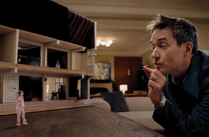 Elizabeth Banks and Matthew Macfadyen in The Miniature Wife. (Peacock)