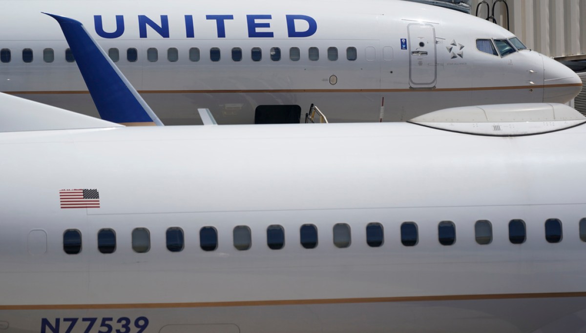 United Airlines plane hits truck driver on descent into Newark airport 