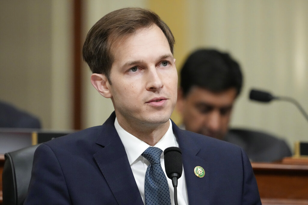 Democrat Jake Auchincloss refuses to endorse Platner over ‘disqualifying’ tattoo