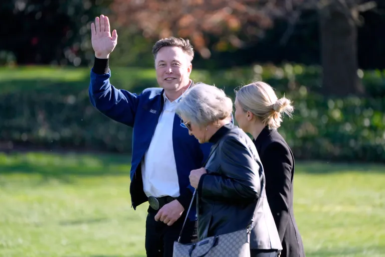 Elon Musk, from left, waves as he walks with White House chief of staff Susie Wiles