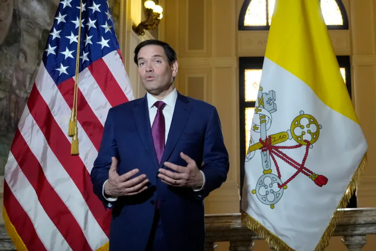 Rubio stands between US and Vatican flags