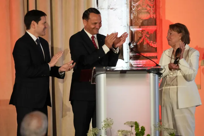 Rubio and Sikorski give award to Irma Santos de Mas