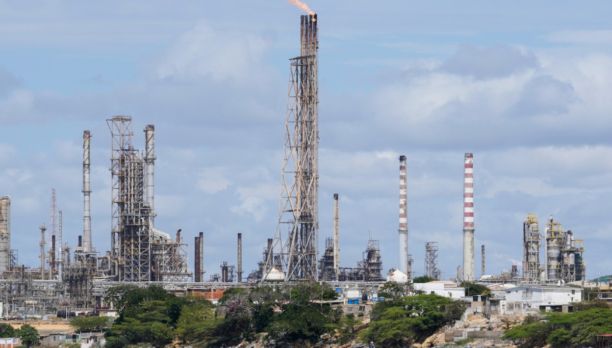Exxon negotiating deal to pump oil in Venezuela after standoff with leaders