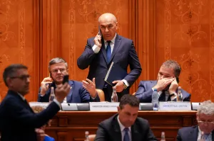 Romanian left-wing and right-wing unite to oust liberal prime minister