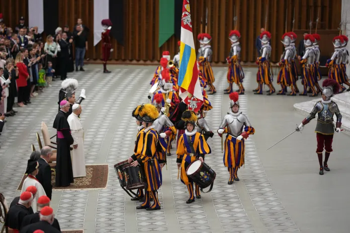 Pope Leo acknowleges Swiss Guard at ceremony