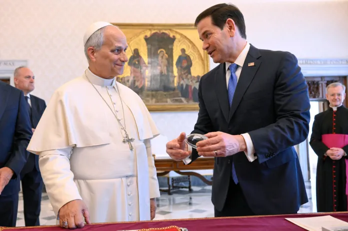 Rubio exchanges gifts with Pope Leo