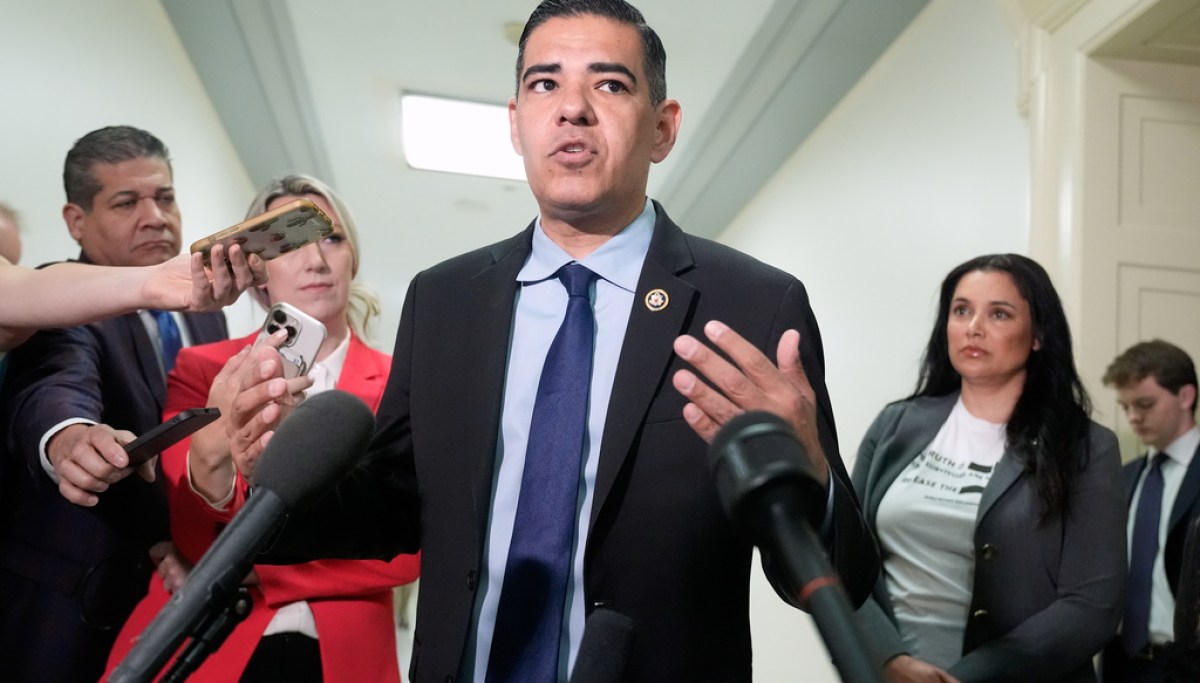 House oversight committee Democrats demand White House officials testify over Epstein files meetings