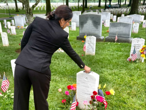 Gabbard honors wish of Gold Star Wife to visit husband’s grave at Arlington National Cemetery
