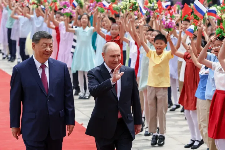 Russian President Vladimir Putin, center, and Chinese President Xi Jinping attend a welcome ceremony at the Great Hall of the People, in Beijing, China, on Wednesday, May 20, 2026.