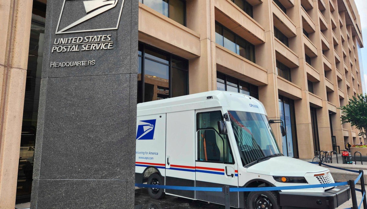 Postal Service’s $10 billion electric vehicle overhaul escapes DOGE-era scrutiny amid delays and financial warnings