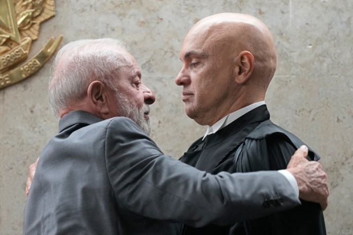Judge Moraes and Lula embrace.