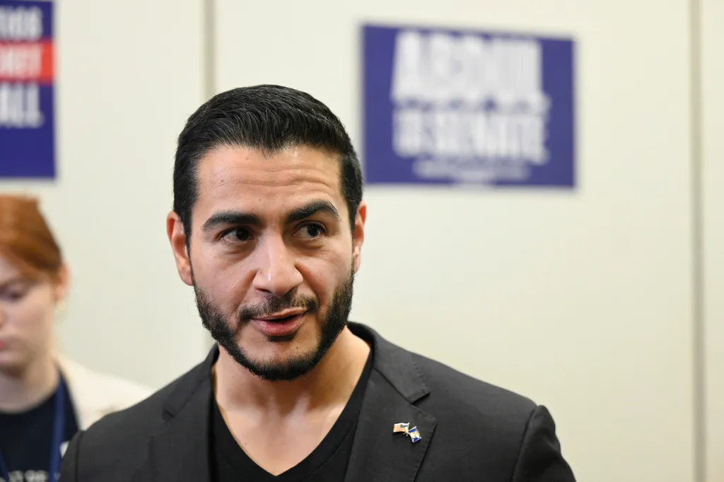 Democrat Abdul el Sayed clinches UAW support over primary rivals for Michigan Senate