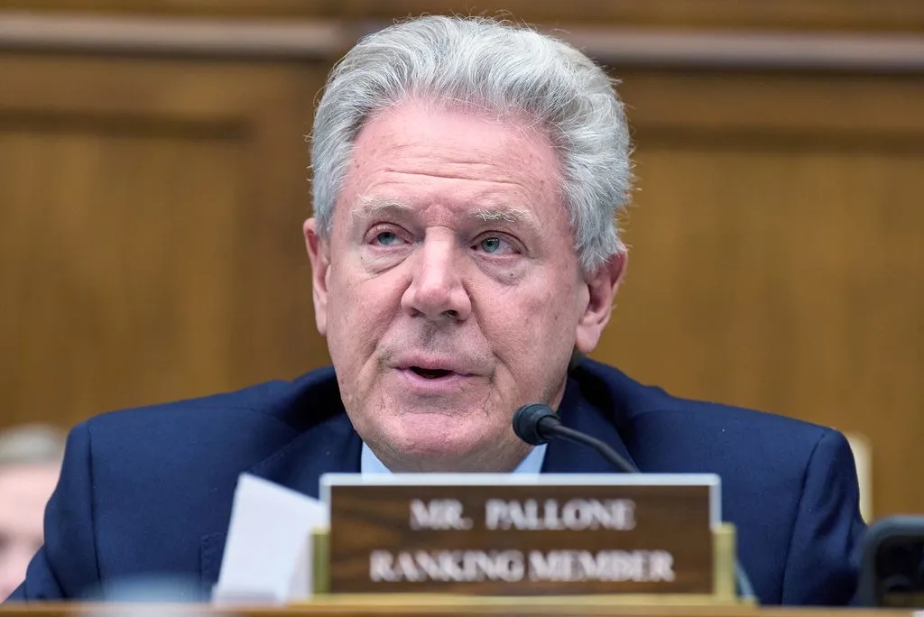 Top House Democrat calls for moratorium on data centers