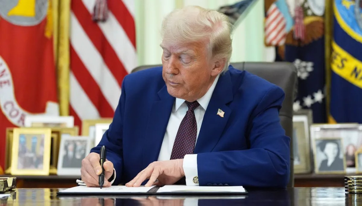 Trump Displays Chart Comparing Renovated Lincoln Memorial Reflecting Pool to Major U.S. Skyscrapers