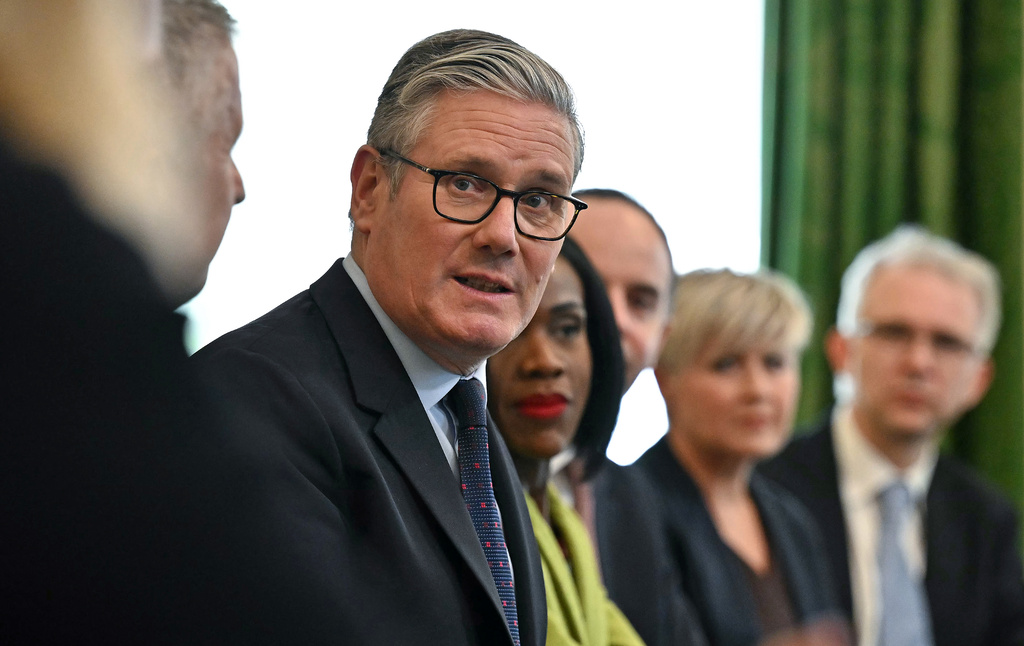 Starmer announces social media ban for UK children under 16