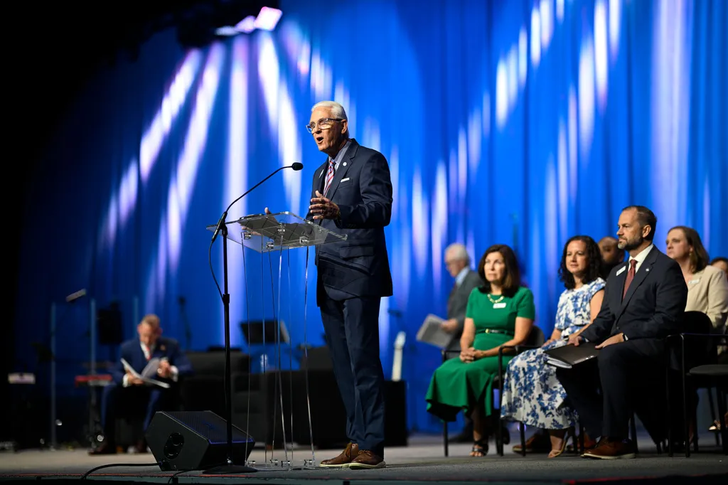 Gary Hollingsworth addresses attendees during the annual meeting of the Southern Baptist Convention