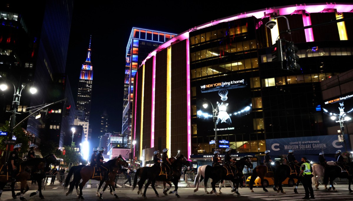 NYPD deploys 10,000 police officers for Knicks ticker-tape parade