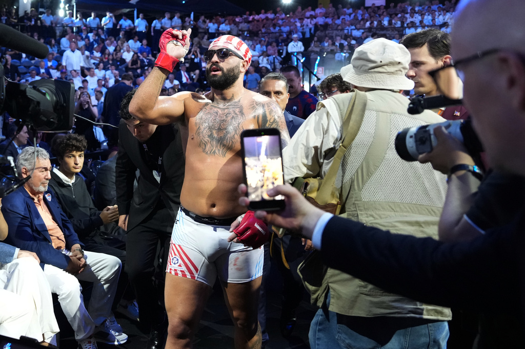 UFC fighter says he called Michelle Obama a man as a ‘compliment’
