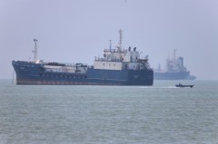 Strait of Hormuz traffic ramps up, but hundreds of ships at standstill