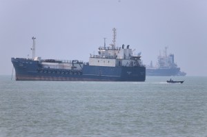 Strait of Hormuz traffic ramps up, but hundreds of ships at standstill