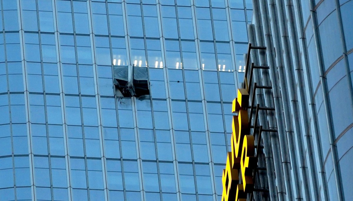 Small plane crashes into Beijing’s tallest building