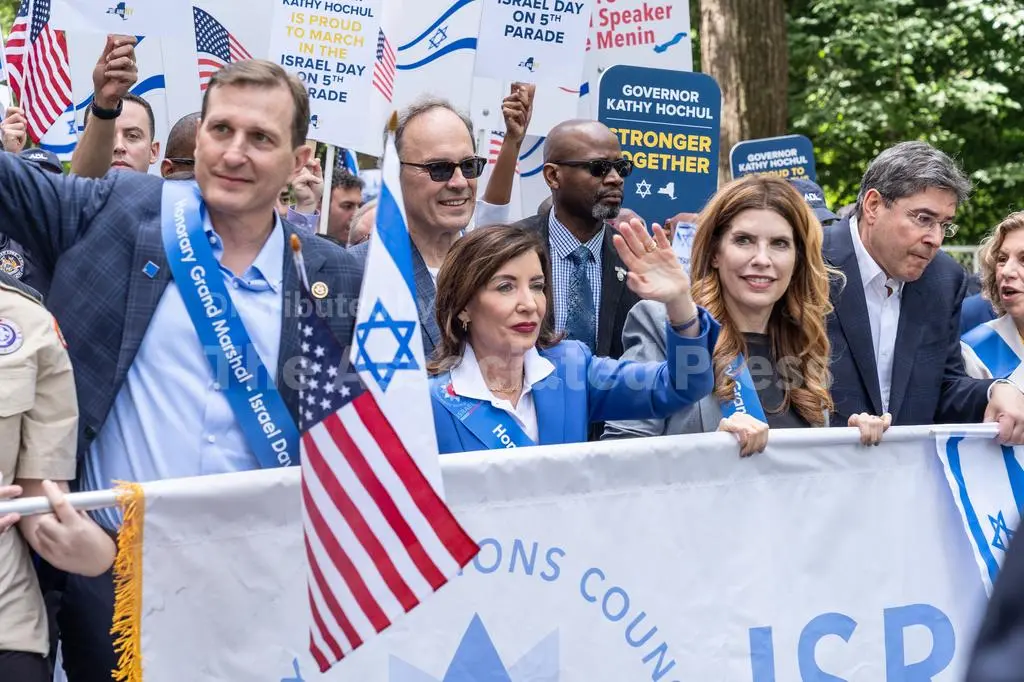 Protesters rally around coffee shop after dispute with Jewish congressman